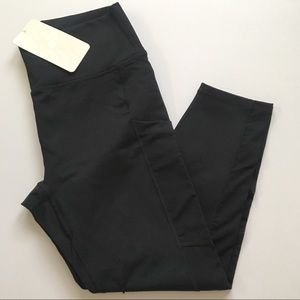 NWT Fabletics cropped leggings in black